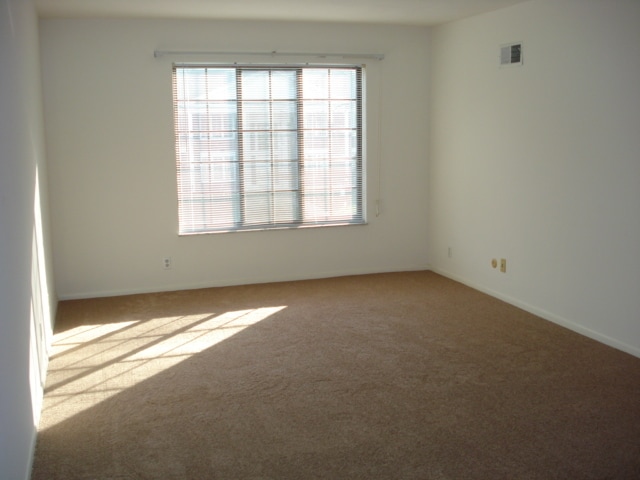 Building Photo - 6558 Kingsbridge Dr