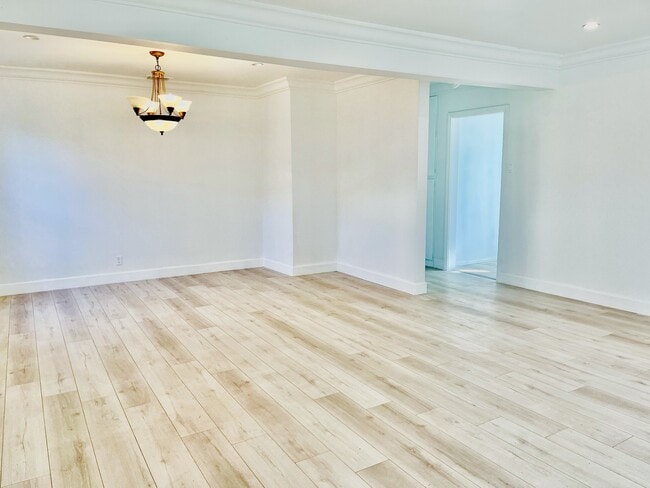 Comedor - 5016 Enfield Ave