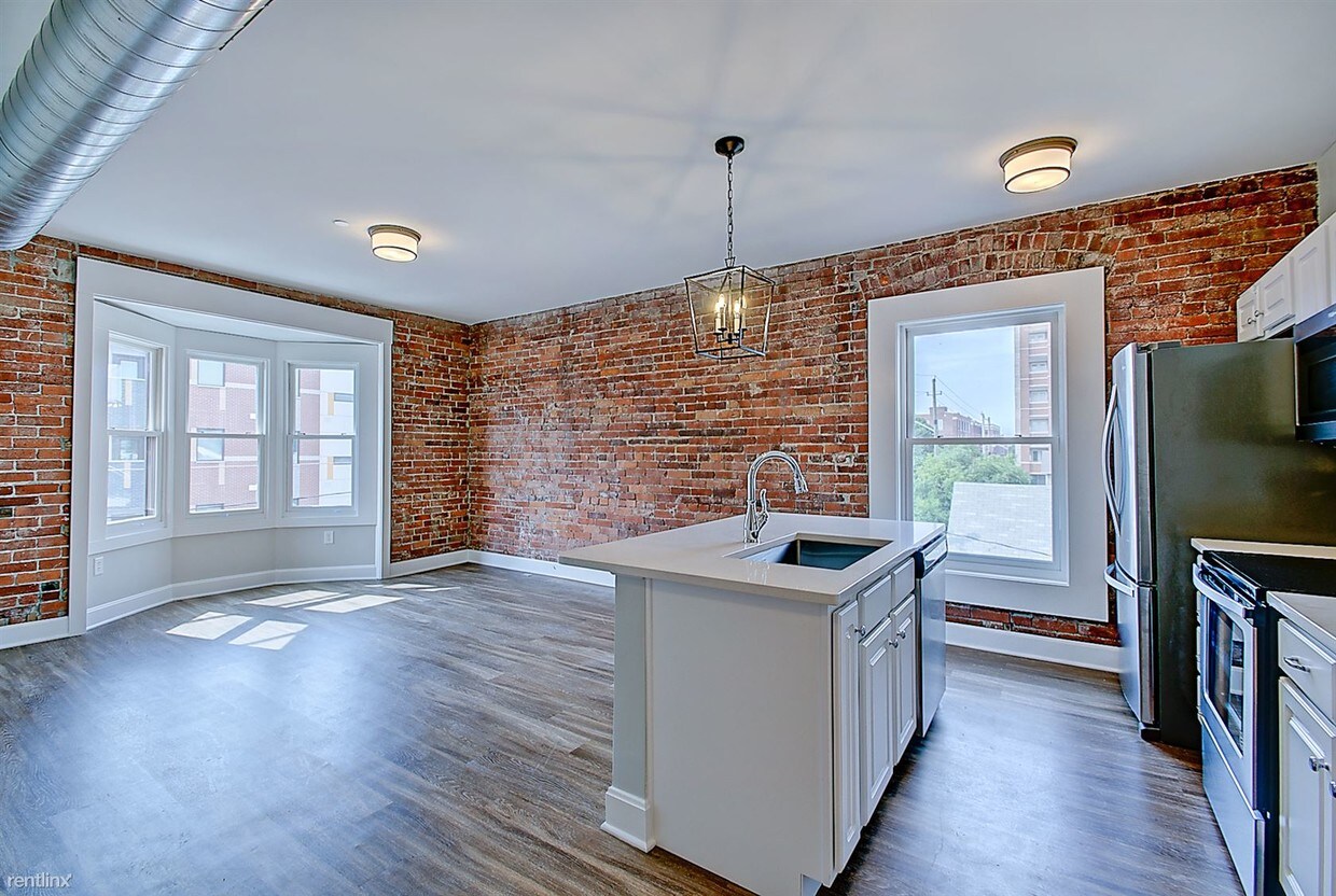 Primary Photo - 505 N College Ave
