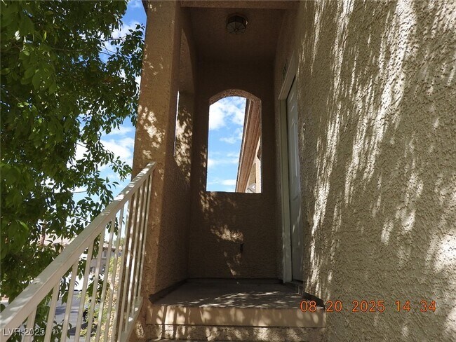 Building Photo - 3400 Cabana Dr