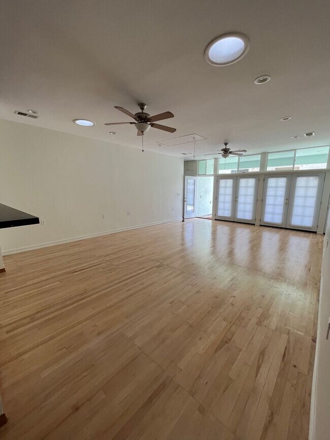 Building Photo - Spacious Home in Prime Pacific Beach Location