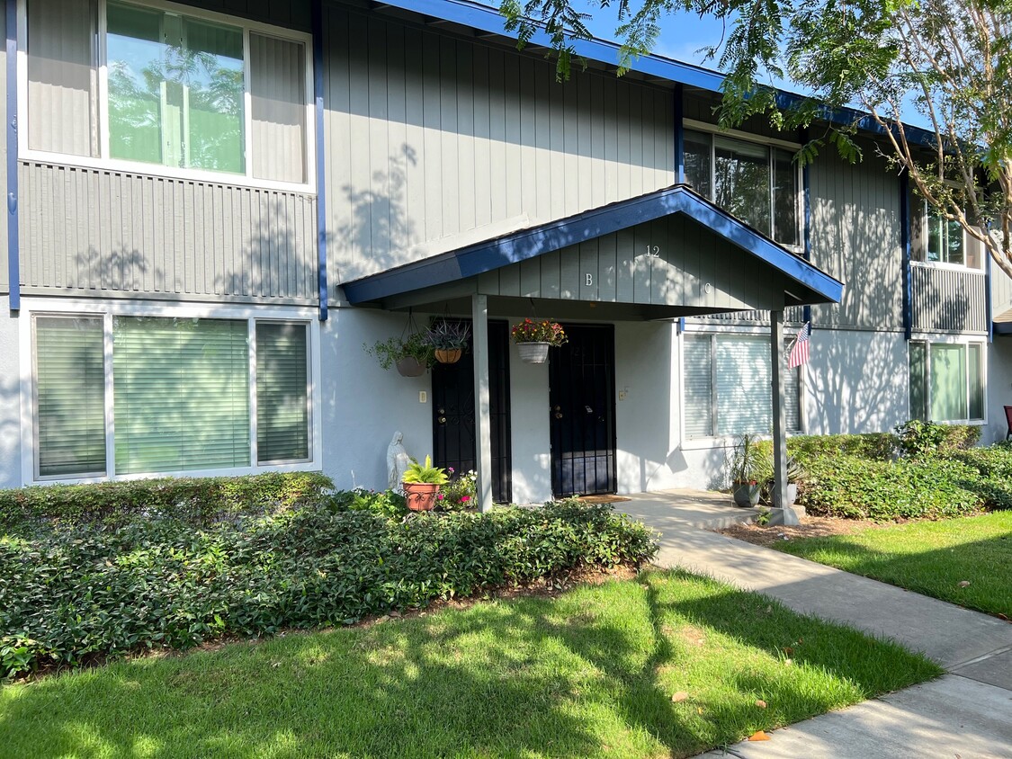 Primary Photo - 1107 W Memory Ln