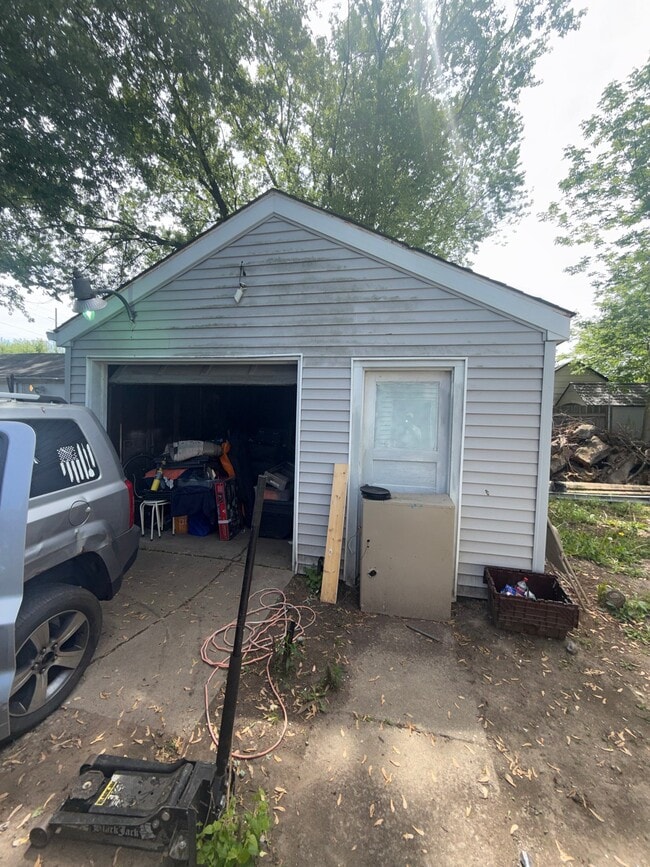 Building Photo - 805 Waldman Ave