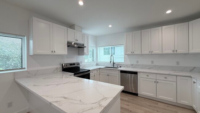 Foto del edificio - 15109 Leadwell St