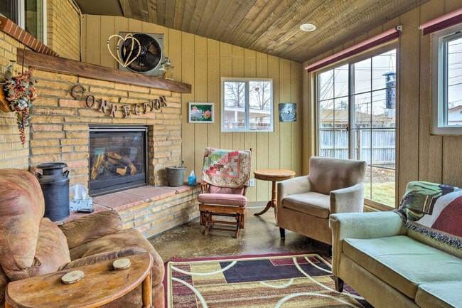 Building Photo - 3560 Dahlia St