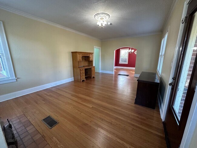 Building Photo - Newly Remodeled 4 Bedroom Home