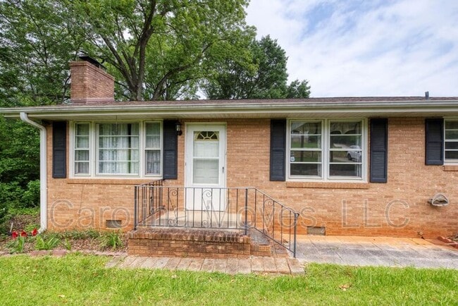 Building Photo - 1760 Memorial Dr Ext