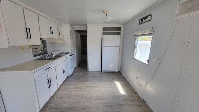Building Photo - 603 49th Ave Terrace W