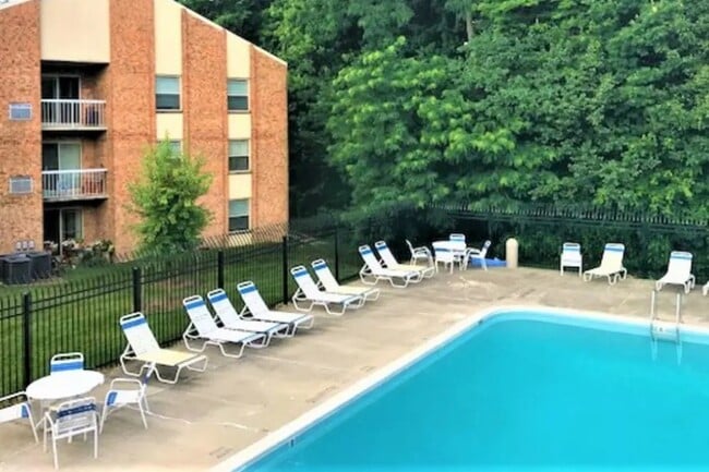 Swimming Pool & Sundeck - Creekside Village I