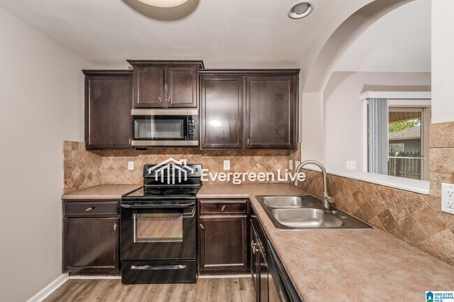 Foto del edificio - 4853 Woodford Wy