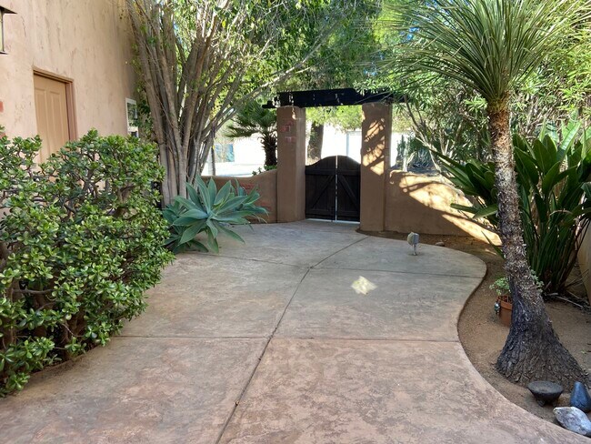 Building Photo - 1471 Rainbow Valley Blvd
