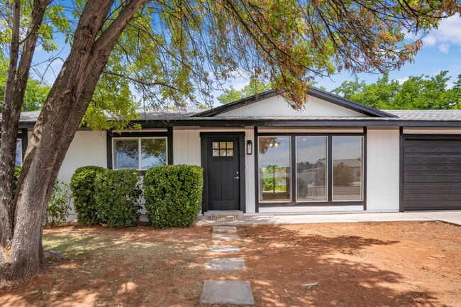 Building Photo - "Charming Newly Remodeled 4-Bed Oasis Touc...