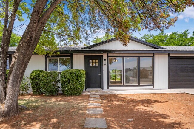 Building Photo - "Charming Newly Remodeled 4-Bed Oasis Touches in St. George – 1528 Sq Ft of Comfort!"