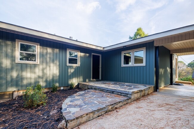Building Photo - 1002 Woodbine Rd