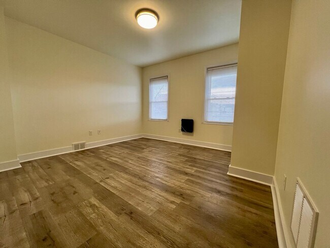 Building Photo - 3 / 4 Bedroom , 2 full Baths Apartment in ...