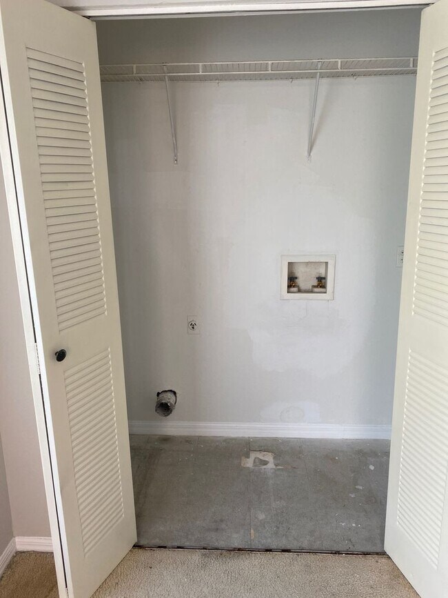 Building Photo - Venetian Place - 1323