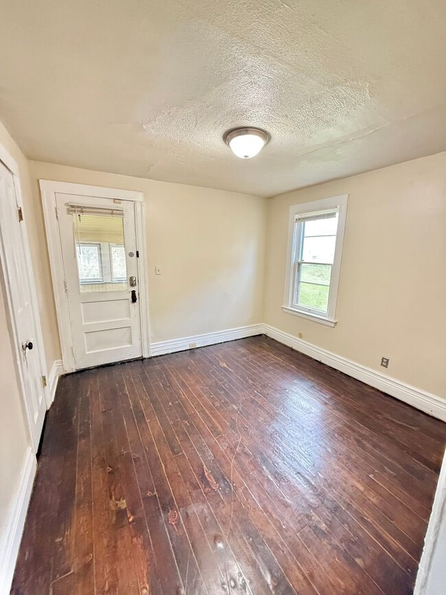 Building Photo - 4/2 Single Family Home | Hardwood Floors |...