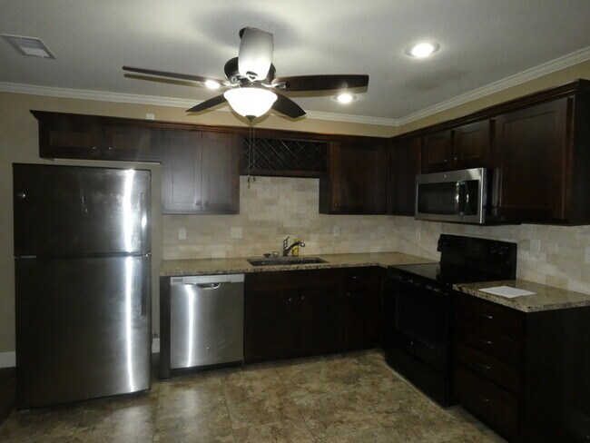 Foto del edificio - Popular Area Townhome 4329 NE 83rd St.