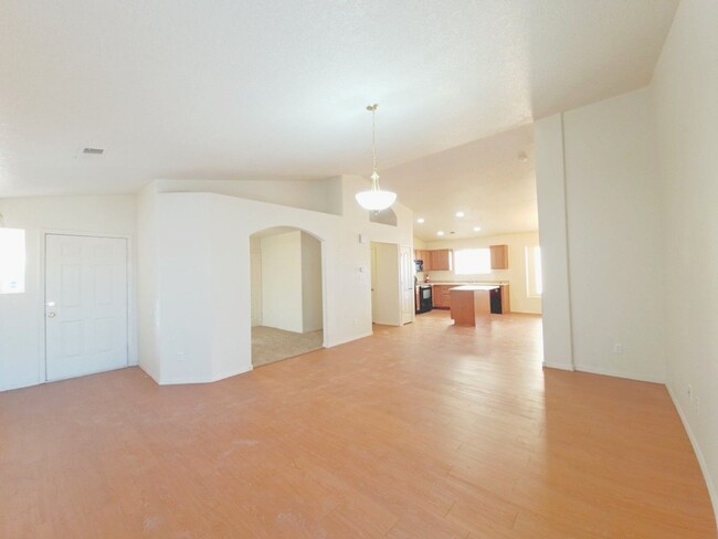 Building Photo - 3 bed 2 bath home in Huning Ranch!  Move i...