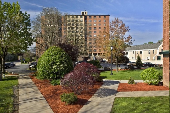 Building Photo - Steamboat Square