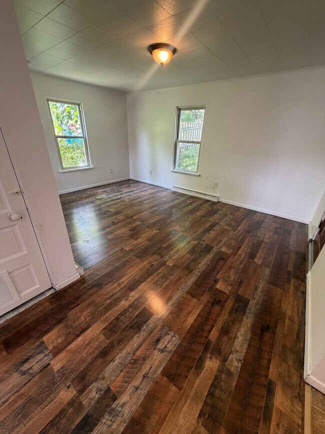 Foto del edificio - 4 bedroom with fenced-in yard in Washington