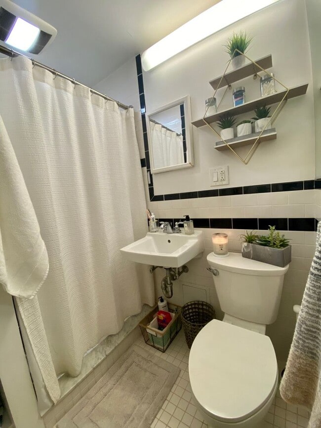 Photo - Huge 1 bedroom unit located next to the Green Line. House