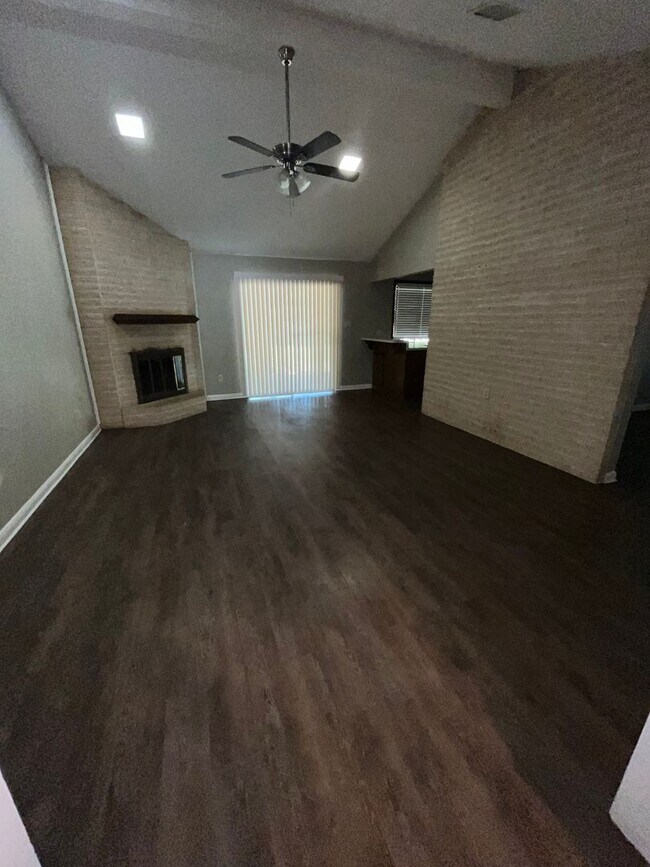 Building Photo - College Station - 4 bedroom /2 bath House ...