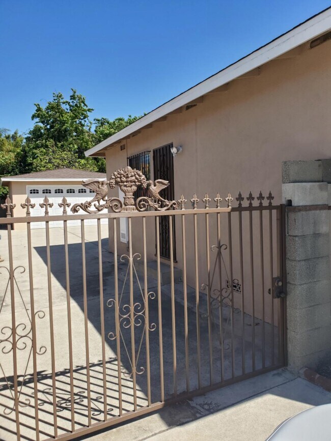 Gated Garage/Driveway/Bk yard - 2300 S Fremont Ave
