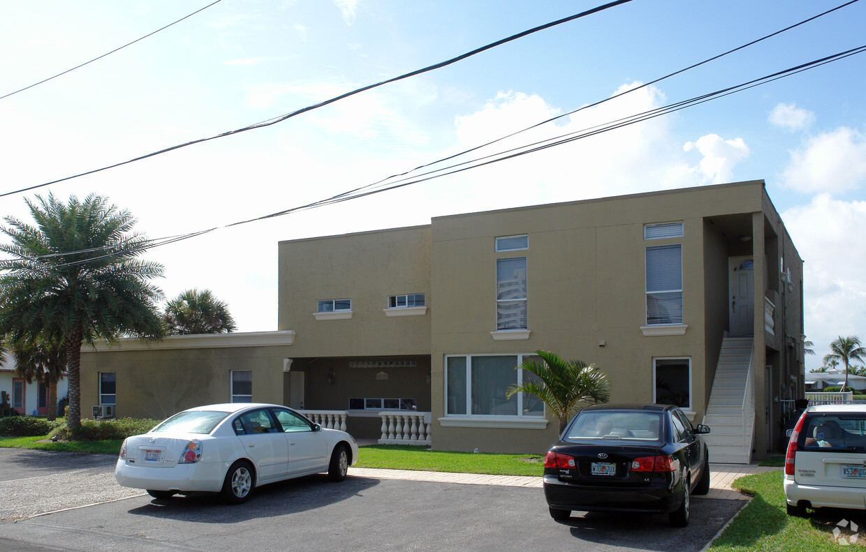 Foto del edificio - 1717 N Riverside Dr