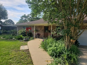 Building Photo - 15809 Cedar Bay Dr