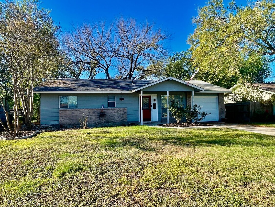 Foto principal - Charming 3 Bedroom Home w/ 1 Car Garage an...