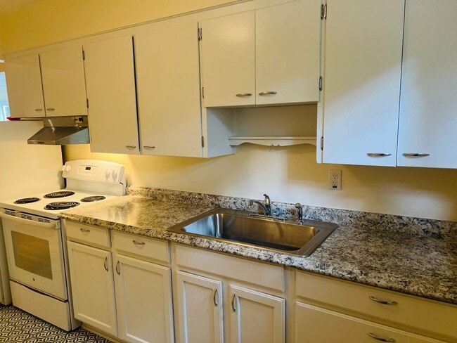 Building Photo - Great One Bedroom Unit Located In Multnoma...