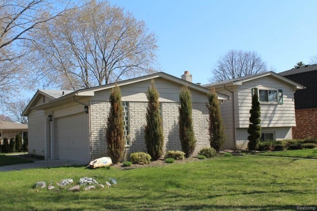 Building Photo - 4909 Queen Dr