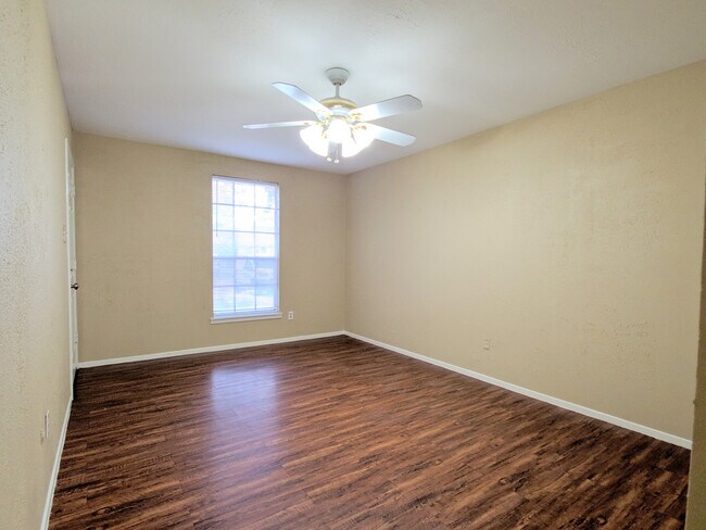 Building Photo - 14826 Weil Pl