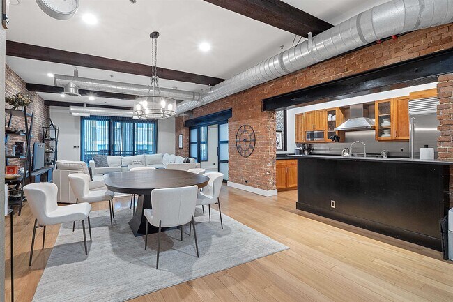 Foto del edificio - 610 Clinton St
