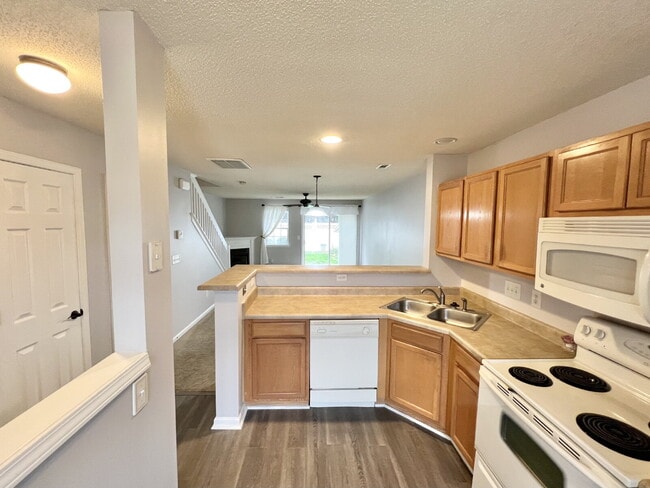 Building Photo - STEELECREEK TOWNHOUSE!