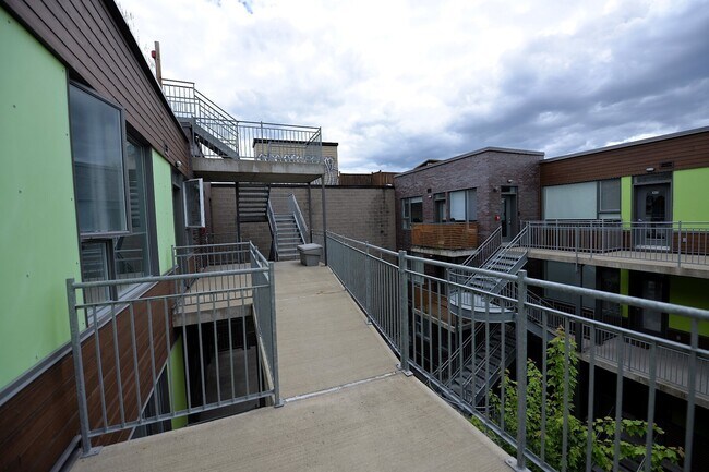 Building Photo - 4312 Av. Papineau