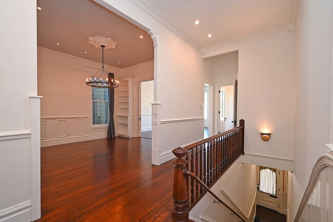 Foto del edificio - January Special!  Elegant 4 br/2 ba Victor...
