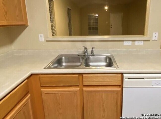 Building Photo - 3 Bedrooms and 2 Bathrooms located in Laur...
