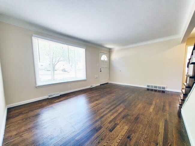 Building Photo - 3 Bed - 2 Full Bath Cape Cod for Rent!
