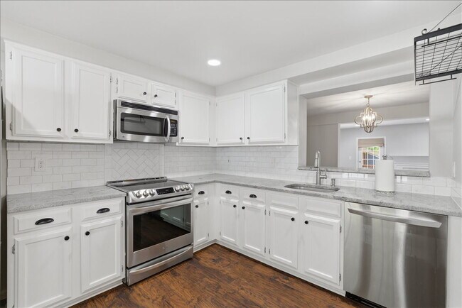 Foto del edificio - Updated 3BR / 2.5BA Townhome in Summit Chase – Over 1,900 Sq Ft with Deck & Fenced Patio!