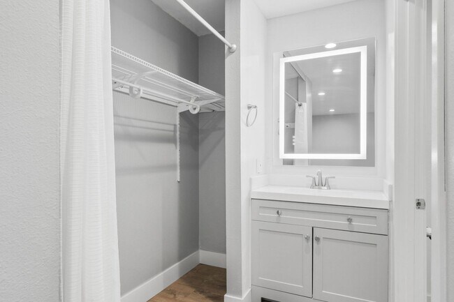 Foto del edificio - Pet Friendly & Remodeled 1BR Condo Near SDSU with Pool and Large Balcony