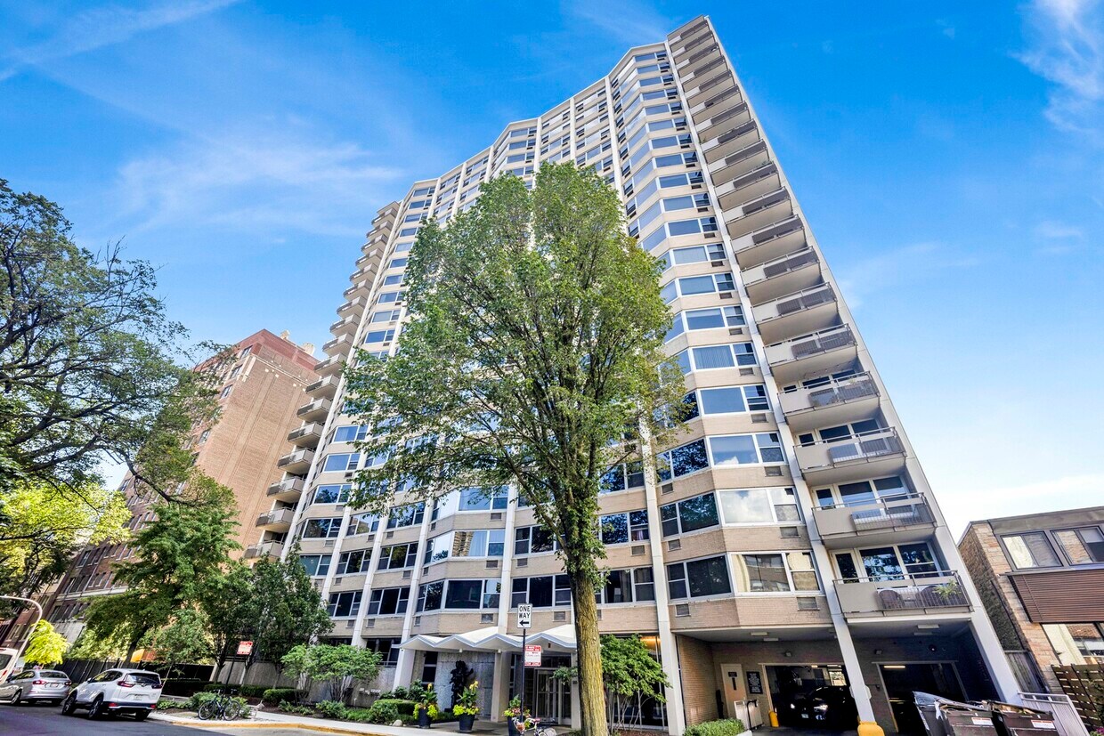 Primary Photo - 555 W Cornelia Ave