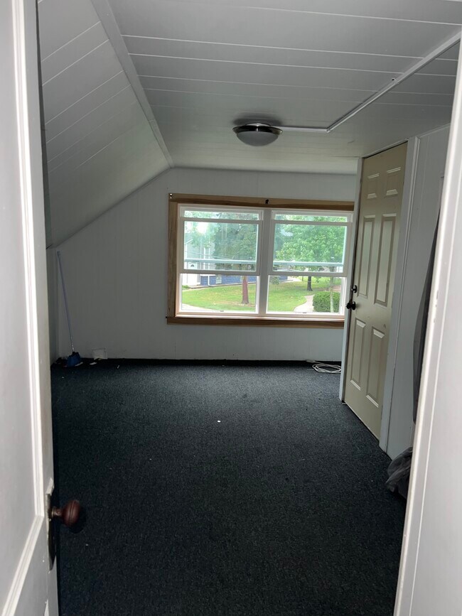 Medium bedroom - 3049 E 138th Plz