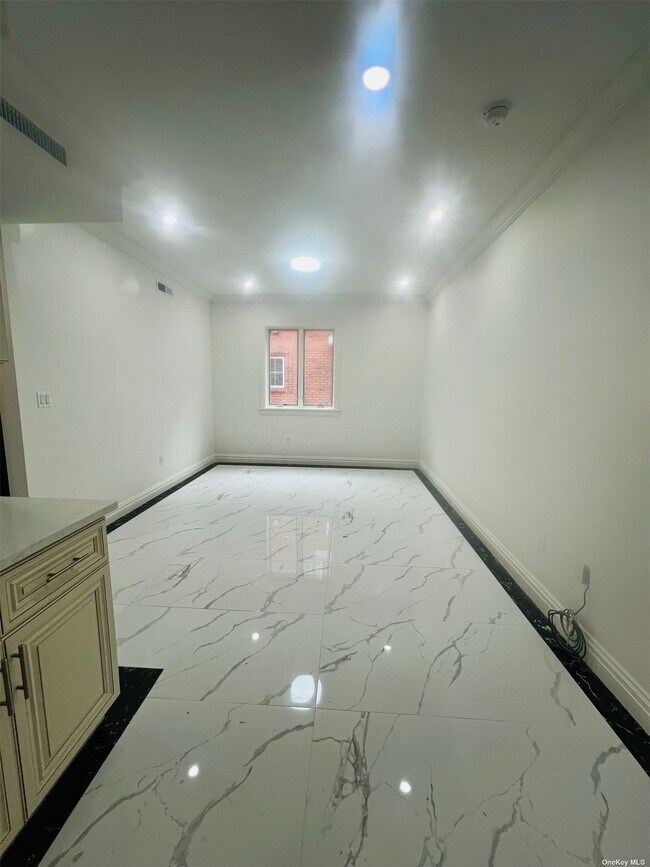 Foto del edificio - 42-15 216th St