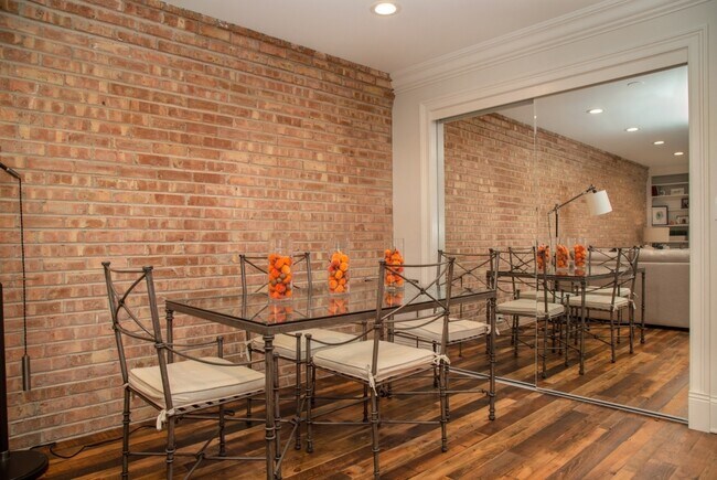 Foto del edificio - 600 W Russell St