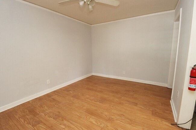 Building Photo - Bright + Spacious 2BR, 1BA in Prime Location