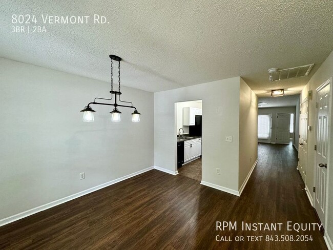 Building Photo - Charming 3 Bedroom Townhouse!