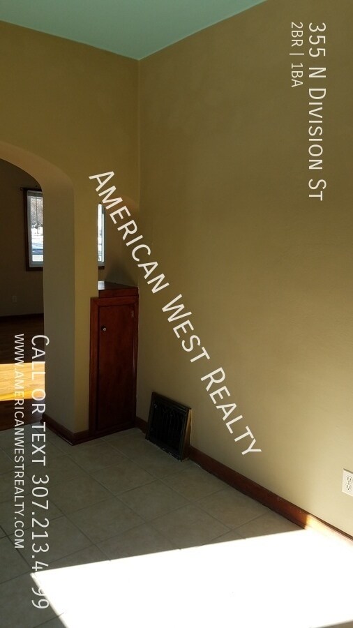 Foto del edificio - 355 N Division St