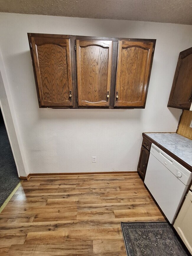 Building Photo - 2 bedroom, 2 bath